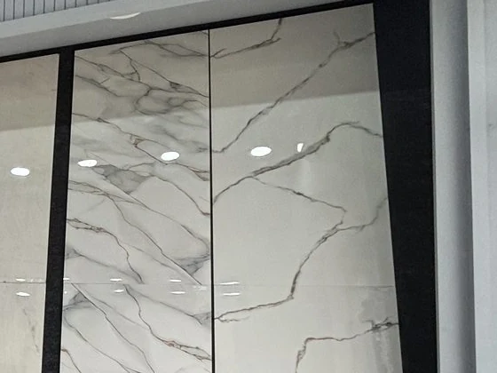 Grey और golden veining वाली सफ़ेद Marble-finish Tiles का क़रीब से दृश्य