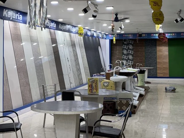 Display गलियारे में Floor और Wall Tiles की क़तारें, और दूर तक लगे Tile boards