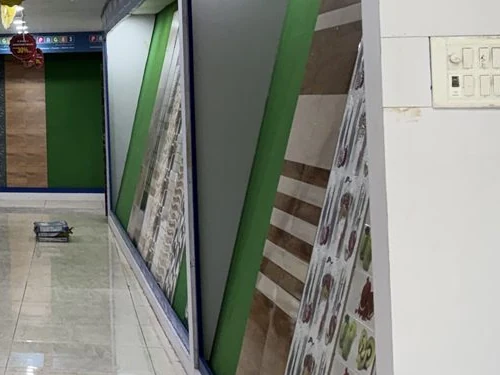 दाईं दीवार के display boards पर Wood-look और pattern वाली Wall Tiles